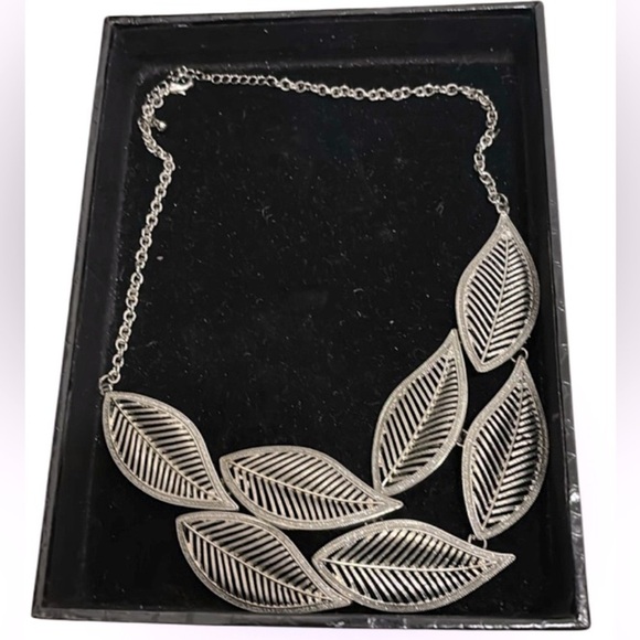 Vintage Jewelry - Vintage silver metal sparkles bold leafs statement necklace